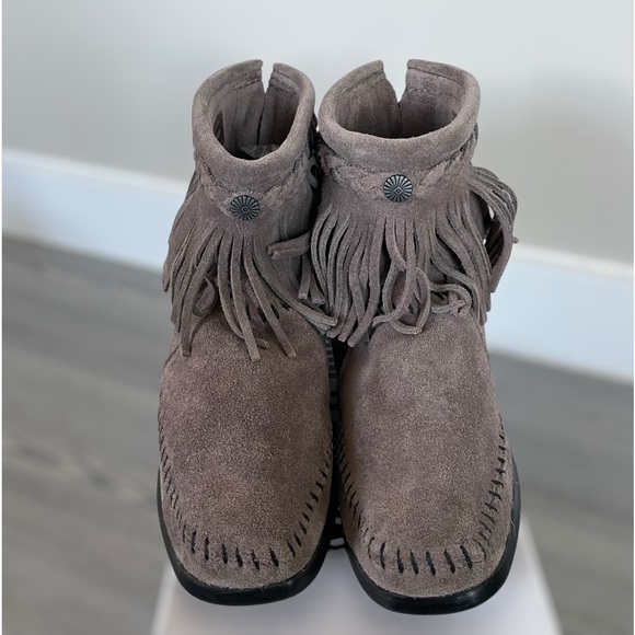 NEW Minnetonka Gray Suede Fringe Flat Boho Hippie Booties - Size 6 - Picture 4 of 16